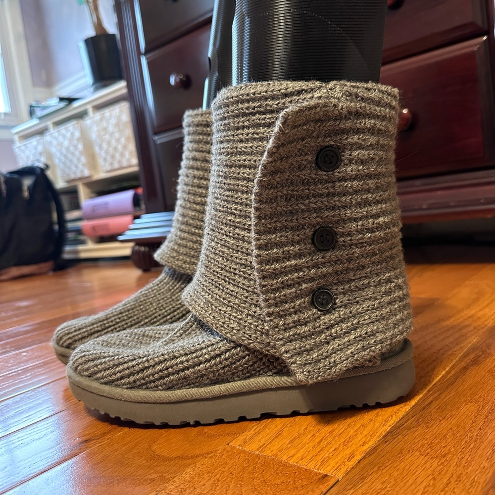 women’s classic cardy uggs